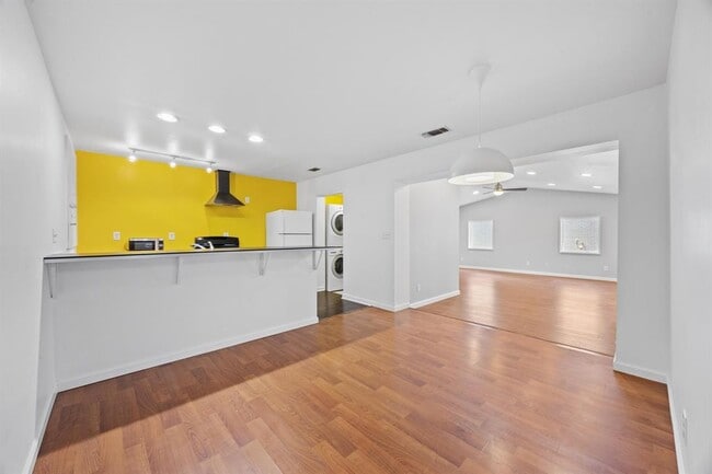 Building Photo - 4611 Lennox Dr