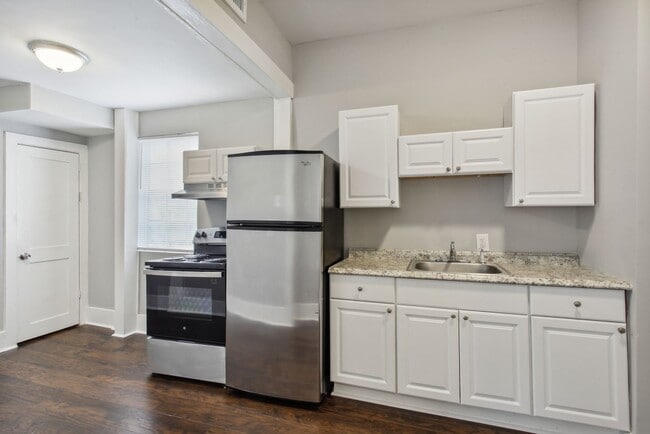 Building Photo - Large 3BR/2.5BA Two Story House Near Downtown Savannah