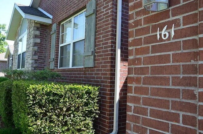 Building Photo - 3BR / 2BA  - with Fenced in backyard