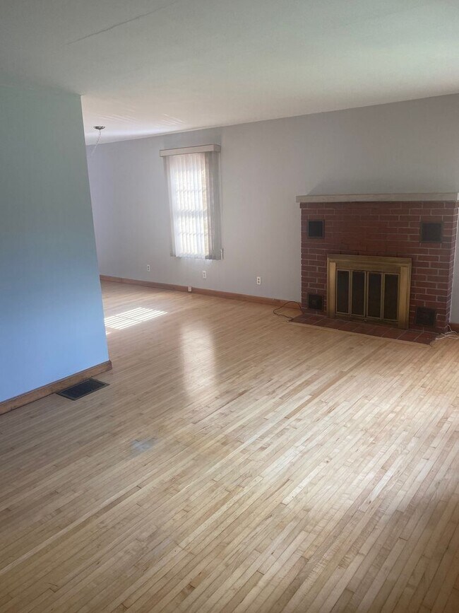 Building Photo - Great location -2BR, 2BA with Yard and Garage
