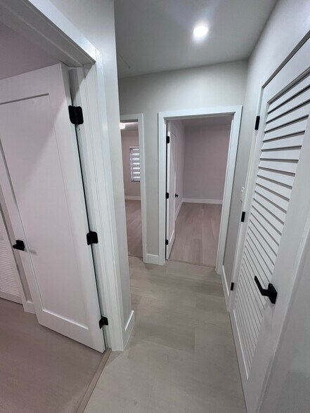 Building Photo - 160 E 34th St