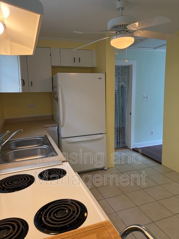 Building Photo - 2056 St James Dr