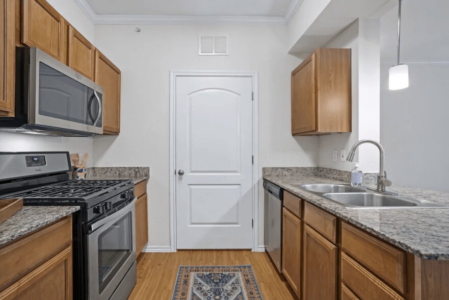 Building Photo - Ten 06 at Joshua Station Apartments