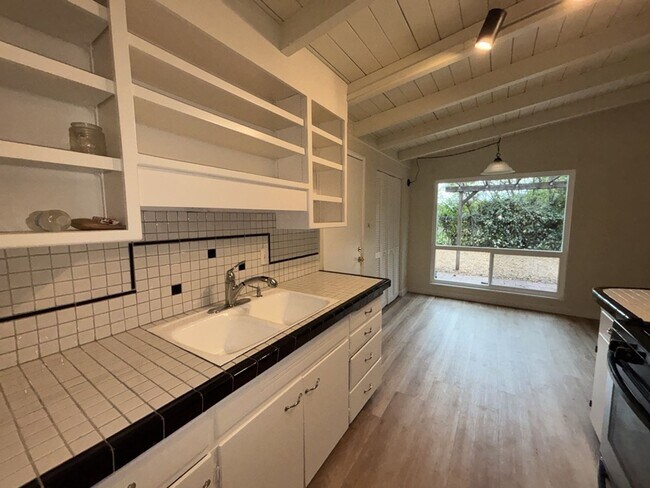 Building Photo - 3/1 in East Davis, New windows, new floors, new paint!