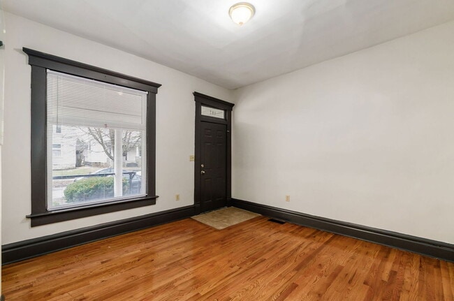 Building Photo - 182 W 8th Ave