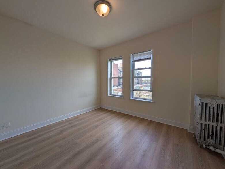 Building Photo - 5417 N Kenmore Ave