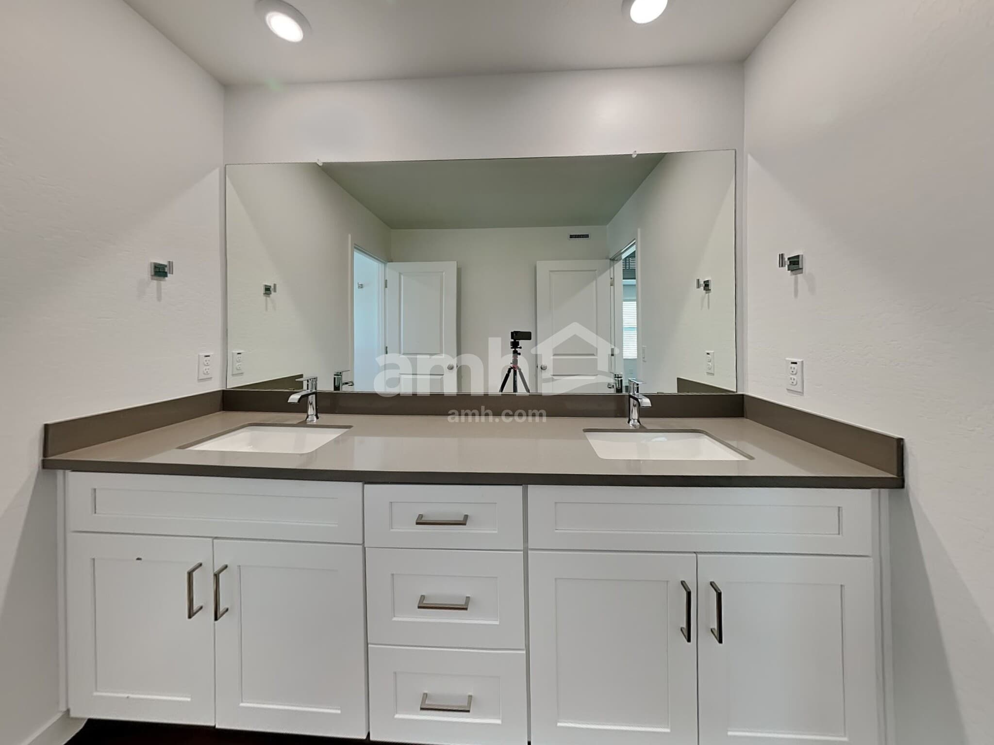 Building Photo - 8318 S 21st Ln