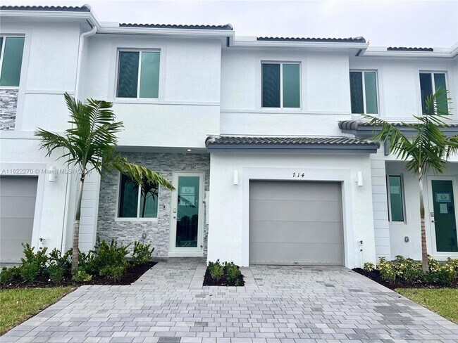 Primary Photo - 714 SE 13th Ct