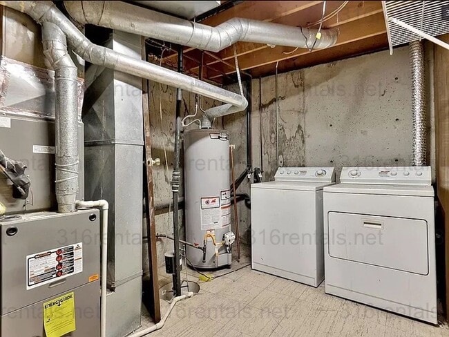 Building Photo - $1545 - 2 bed 2 bath - Duplex located in R...
