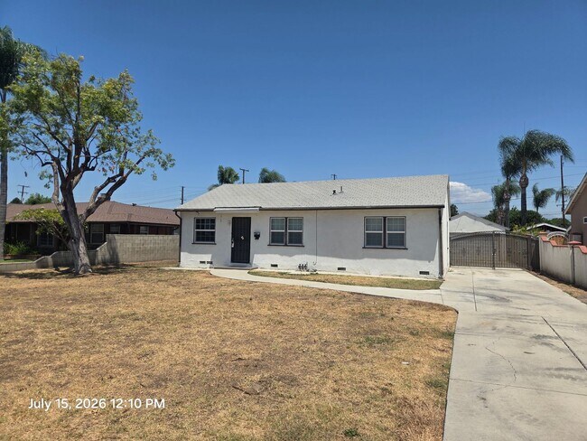 Building Photo - West Covina home with HUGE back yard!