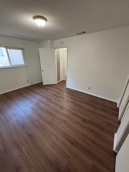 Building Photo - 226 W 20th St