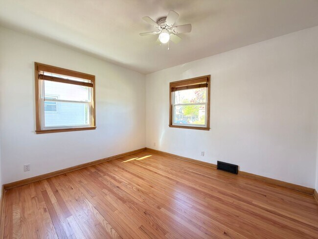 Building Photo - $1,450 | 2 Bedroom 1 Bath Home | Washer & Dryer | Garage