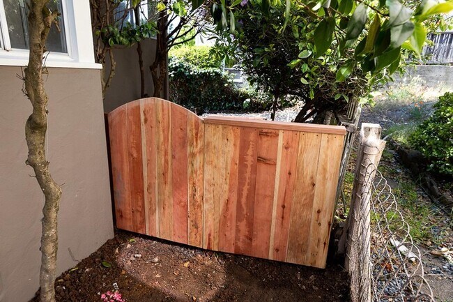 Building Photo - Elegant Kensington living with comfort, character, and scenic appeal