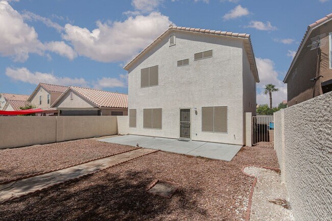 Building Photo - 3 bedroom home located near 215 Freeway and shopping.