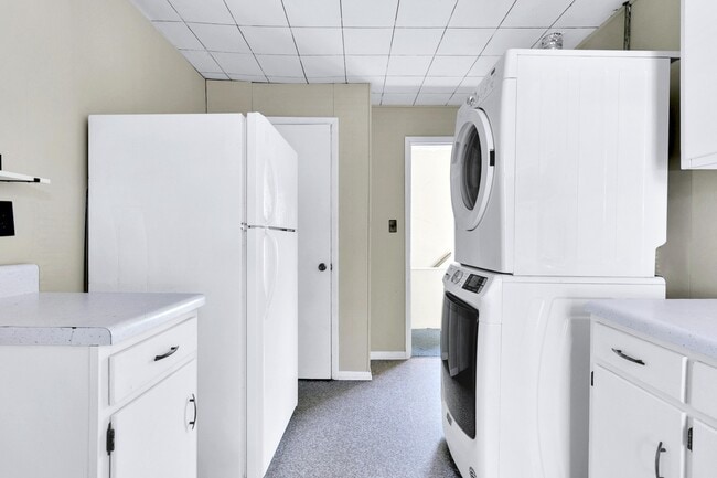 Building Photo - 356 Stewart St