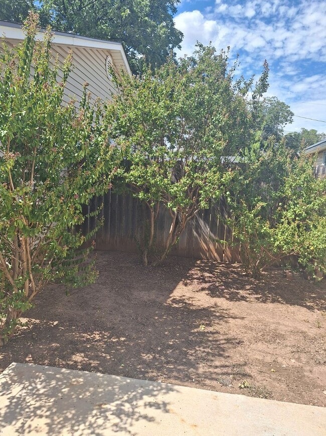 Building Photo - Cute CUTE 3bedroom