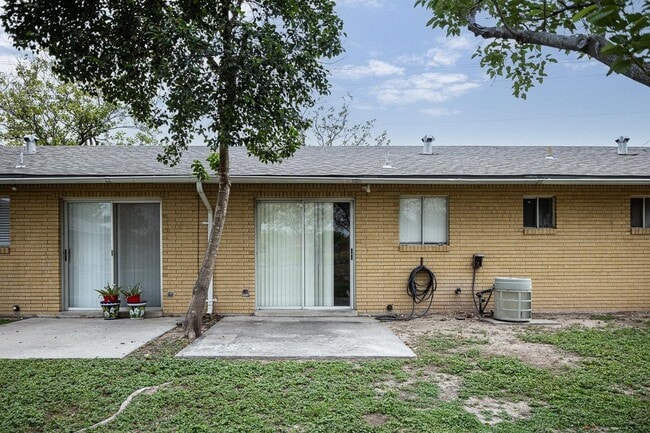 Building Photo - 706 W 10th St