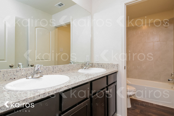 Building Photo - 3954 Turtle Creek