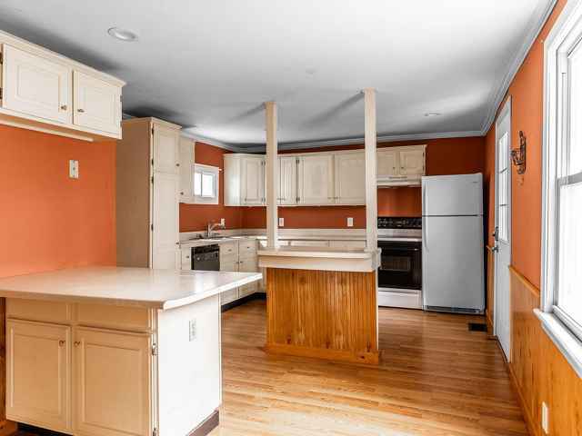 Building Photo - Center St