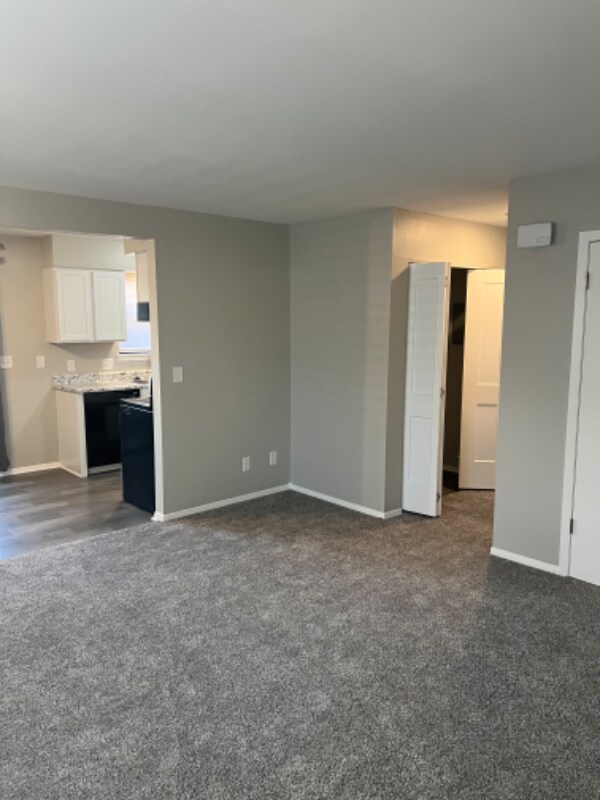 Building Photo - 615 S Mt Carmel St