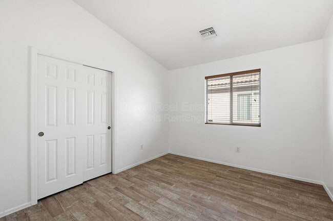 Building Photo - 7159 S Providence Dr