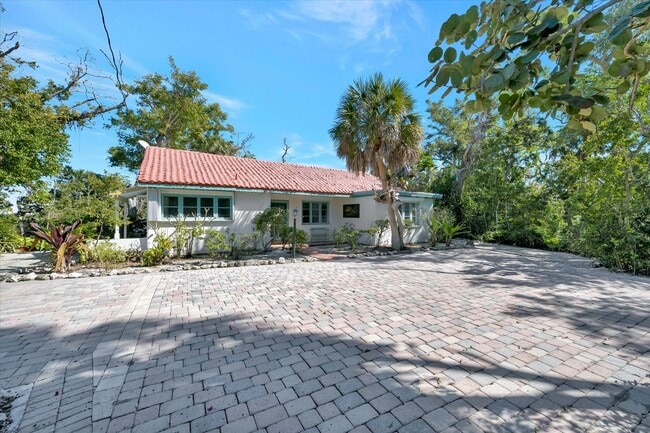 Building Photo - ALL THE CHARM! - Siesta Key 1+ acre on the Bay - 3 bed/ 2 bath pool home