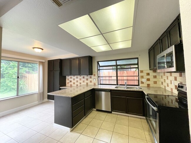 Building Photo - Recently Refreshed 3 bedroom with Central ...