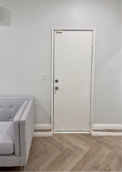 Building Photo - 30342 De Caron St