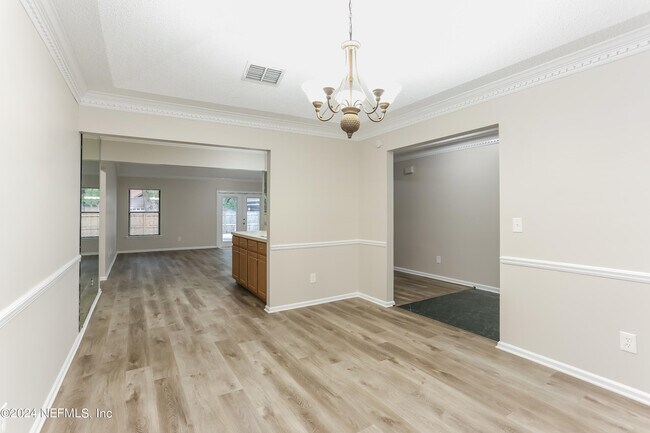 Building Photo - 533 Majestic Wood Dr