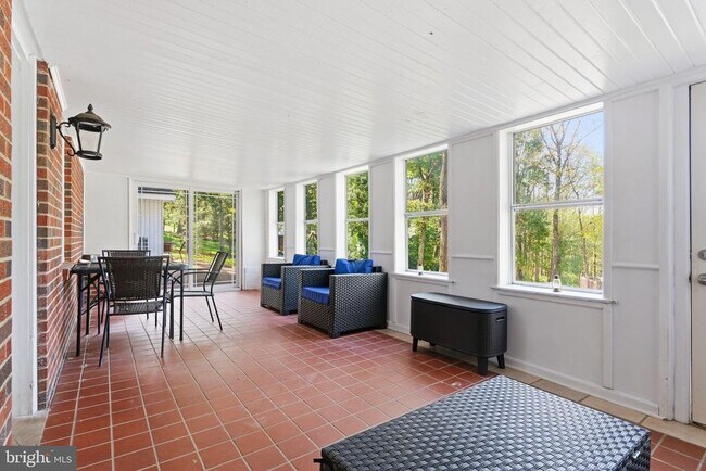 Building Photo - 5642 Jefferson Blvd