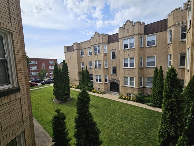 Building Photo - 6545 N Francisco Ave
