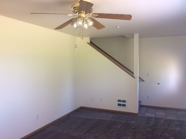 Building Photo - 3 Bdrm/2.5 Bath Townhome Style Duplex - Av...