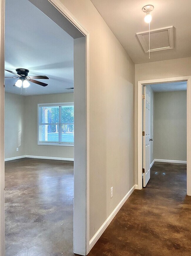 Building Photo - 1140 CR 194