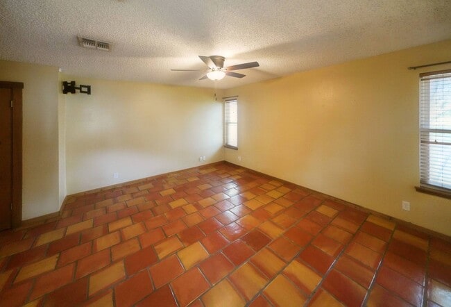 Building Photo - Charming and Centrally Located Home Now Available with Inground Pool. Realtor Commmission:$750