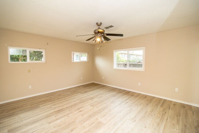 Building Photo - Expansive Four-Bedroom In Highly Desirable City Of Redlands!