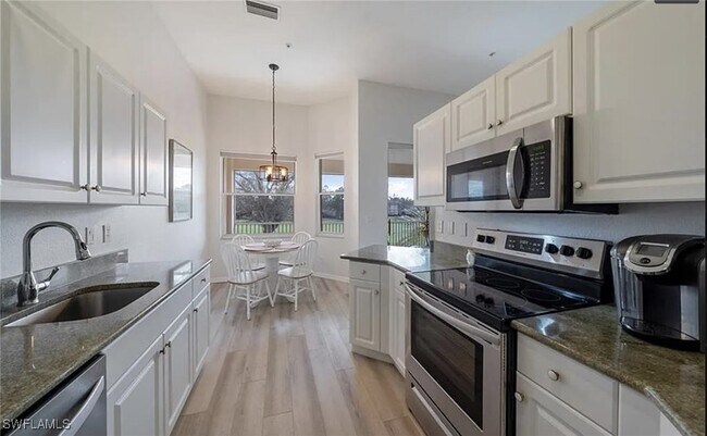 Building Photo - 640 Lalique Cir