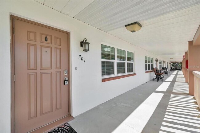 Building Photo - 650 Pinellas Point Dr S