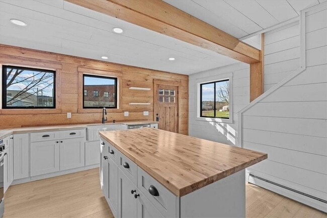 Building Photo - 109 School St