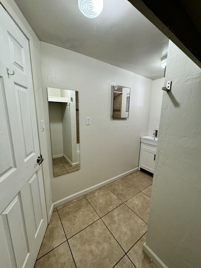 Building Photo - 2014 N 16th Ave