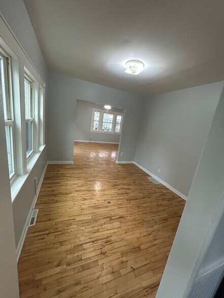 Building Photo - 40 Moulson St