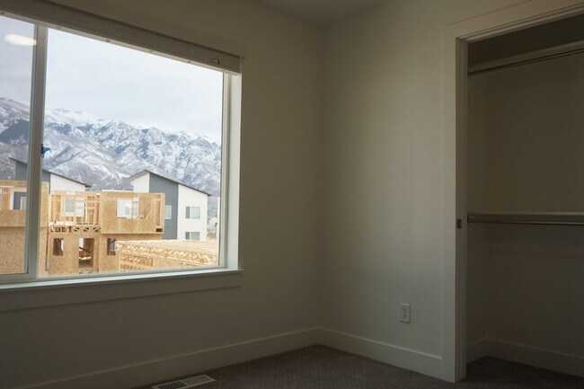 Building Photo - Layton Townhome 3 Bed 2.5 Bath