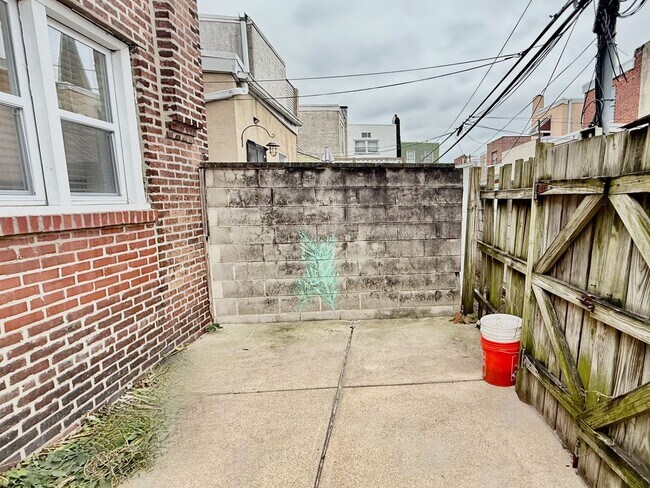 Building Photo - Just RENOVATED open floorplan 3 BED/1 BA H...