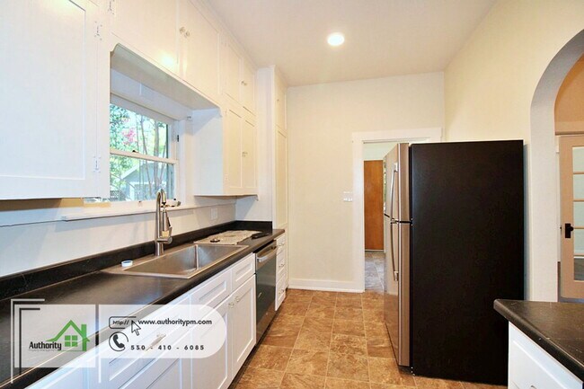 Building Photo - 1428 Chestnut St