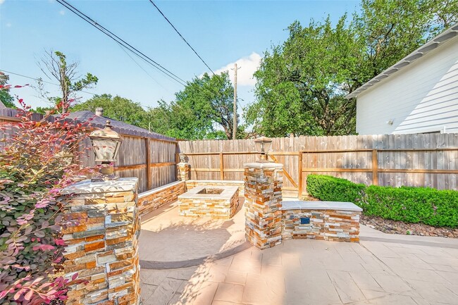 Building Photo - 10602 Longmont Dr
