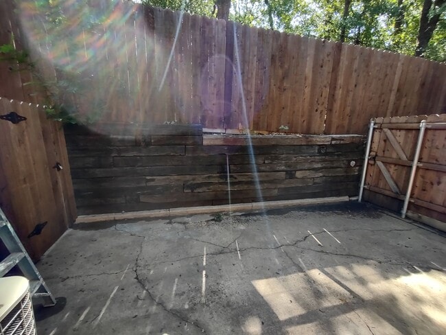 Building Photo - 2 Bedroom 2.5 bath apartment in residential south Denton area. Ecellent location.