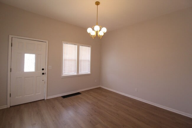 Building Photo - 2 Bedroom 1.5 Bath Home In Strawberry Hill