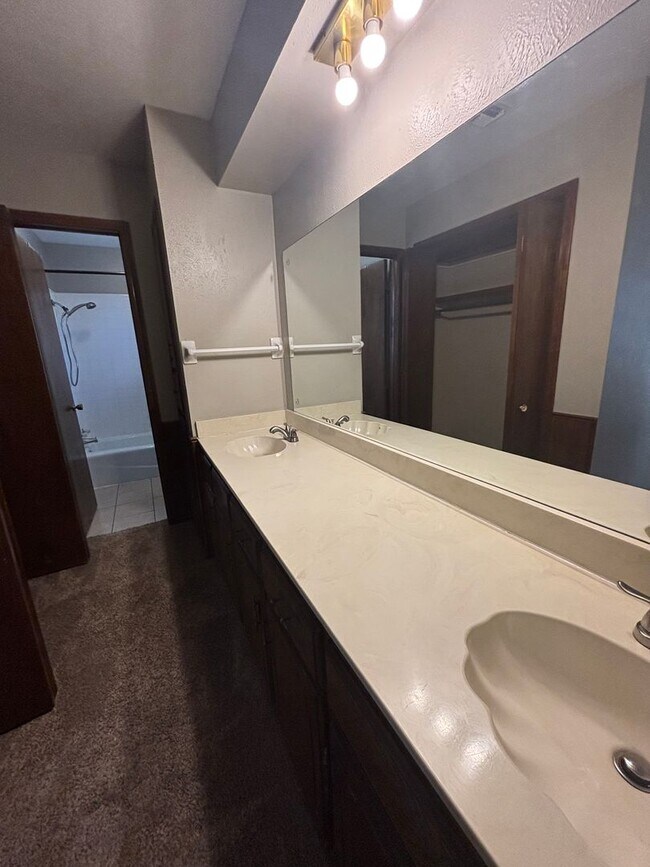 Building Photo - Spacious 3 bedroom, 2 bathroom home availa...