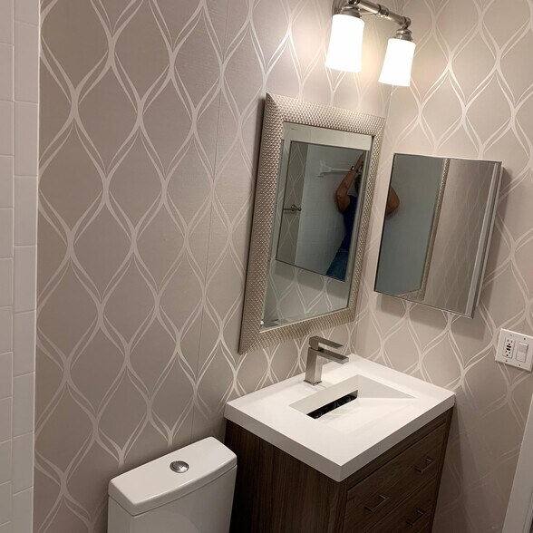 Guest Room Bath (access via Guest Room) - 921 SE 13th St