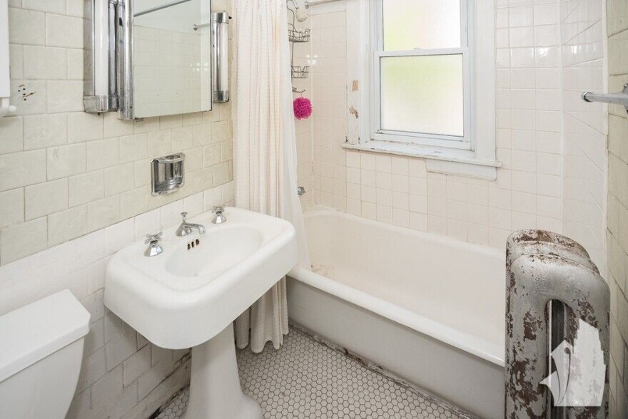 Building Photo - 2015 W Ainslie St