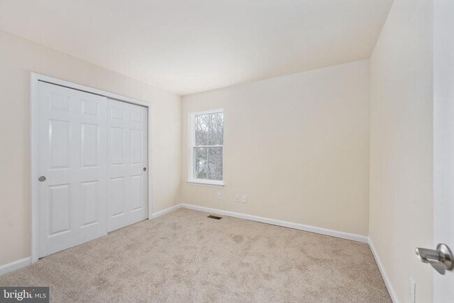 Building Photo - 8 Newport Ct